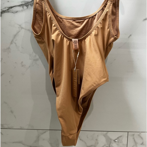 🆕 LIMITED EDITION-SKIMS SCOOP NECK ONE PIECE SWIM: SIZE-MEDIUM COLOR-OCHRE - Picture 2 of 4
